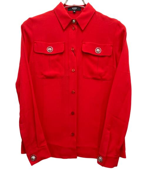 VERSUS（ヴェルサス）VERSUS (ヴェルサス) ボタン装飾ブラウス レッド サイズ:36の古着・服飾アイテム