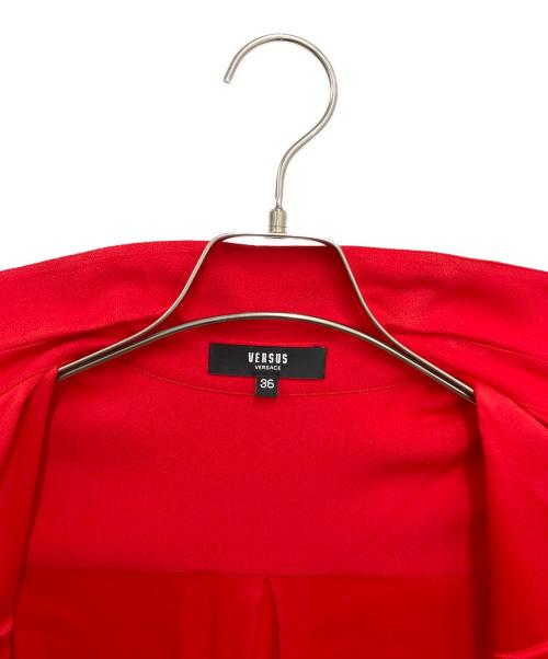VERSUS（ヴェルサス）VERSUS (ヴェルサス) ボタン装飾ブラウス レッド サイズ:36の古着・服飾アイテム