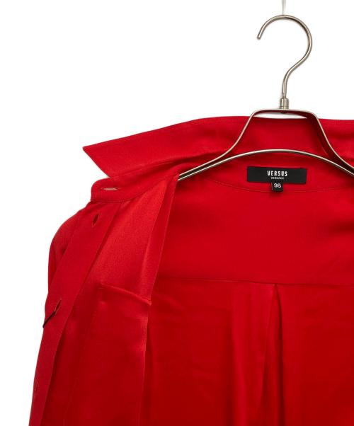 VERSUS（ヴェルサス）VERSUS (ヴェルサス) ボタン装飾ブラウス レッド サイズ:36の古着・服飾アイテム