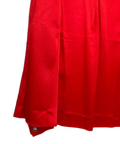VERSUS（ヴェルサス）VERSUS (ヴェルサス) ボタン装飾ブラウス レッド サイズ:36の古着・服飾アイテム