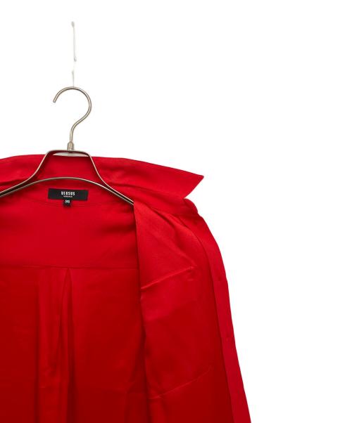 VERSUS（ヴェルサス）VERSUS (ヴェルサス) ボタン装飾ブラウス レッド サイズ:36の古着・服飾アイテム