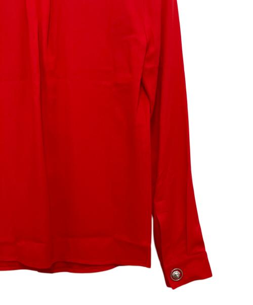 VERSUS（ヴェルサス）VERSUS (ヴェルサス) ボタン装飾ブラウス レッド サイズ:36の古着・服飾アイテム