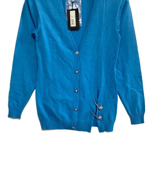 VERSUS（ヴェルサス）VERSUS (ヴェルサス) ボタンデザインカーディガン スカイブルー サイズ:36 未使用品の古着・服飾アイテム
