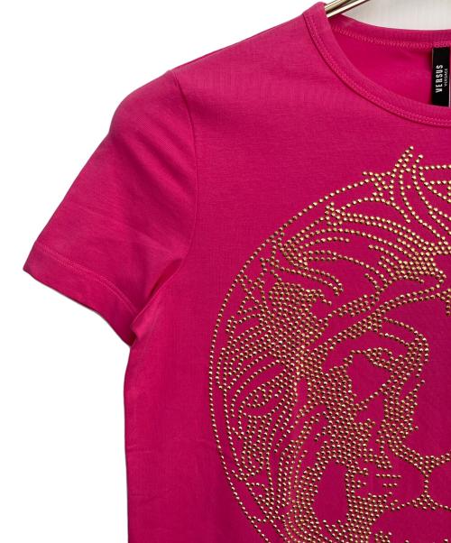 VERSUS（ヴェルサス）VERSUS (ヴェルサス) ラインストーン装飾Tシャツ ピンク サイズ:S 未使用品の古着・服飾アイテム