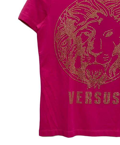 VERSUS（ヴェルサス）VERSUS (ヴェルサス) ラインストーン装飾Tシャツ ピンク サイズ:S 未使用品の古着・服飾アイテム