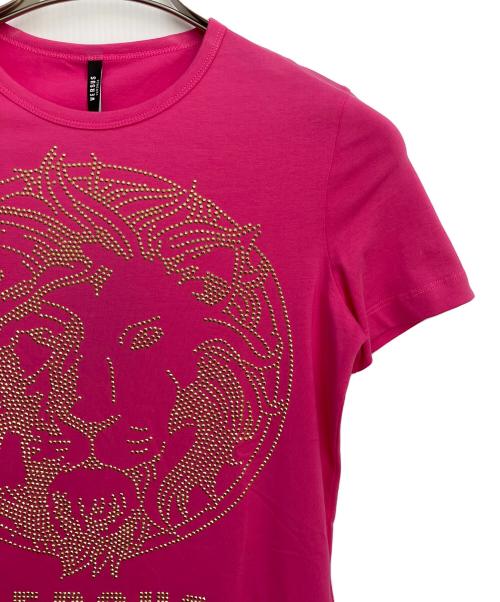 VERSUS（ヴェルサス）VERSUS (ヴェルサス) ラインストーン装飾Tシャツ ピンク サイズ:S 未使用品の古着・服飾アイテム