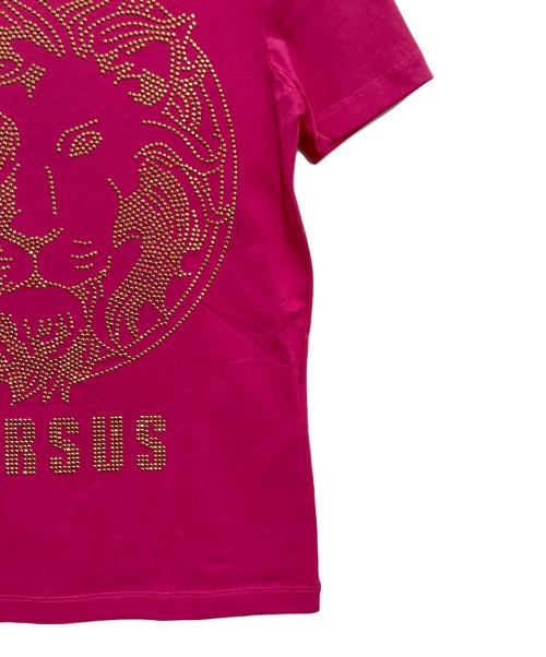 VERSUS（ヴェルサス）VERSUS (ヴェルサス) ラインストーン装飾Tシャツ ピンク サイズ:S 未使用品の古着・服飾アイテム