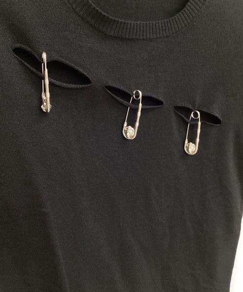 VERSUS（ヴェルサス）VERSUS (ヴェルサス) ピンデザインニット ブラック サイズ:42 未使用品の古着・服飾アイテム