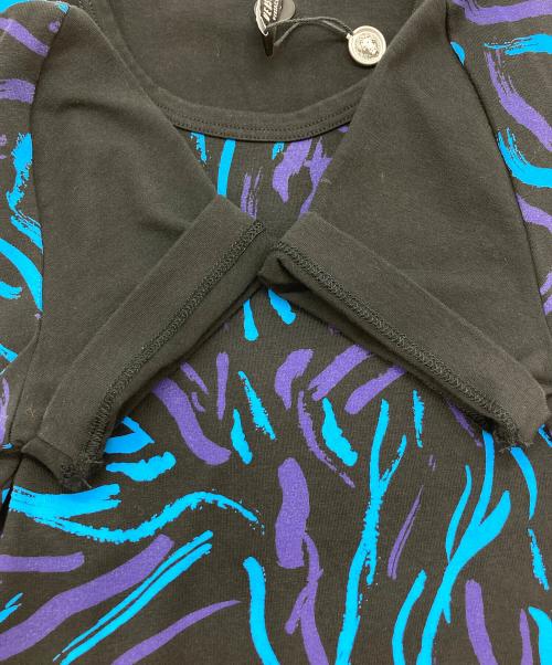 VERSUS（ヴェルサス）VERSUS (ヴェルサス) 総柄Tシャツ ブルー サイズ:XSの古着・服飾アイテム