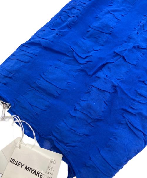 ISSEY MIYAKE（イッセイミヤケ）ISSEY MIYAKE (イッセイミヤケ) 大判シルクストール ブルー 未使用品の古着・服飾アイテム