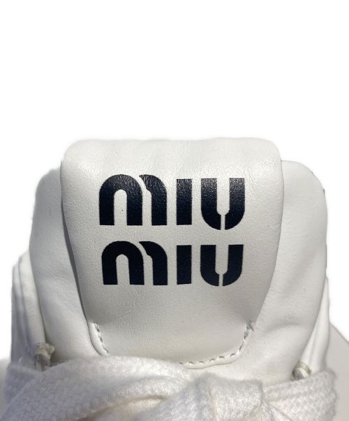 MIU MIU（ミュウミュウ）MIU MIU (ミュウミュウ) Logo sneakers(ロゴスニーカー) ホワイト サイズ:26.5の古着・服飾アイテム