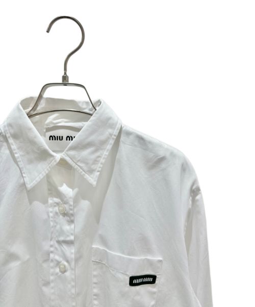 MIU MIU（ミュウミュウ）MIU MIU (ミュウミュウ) ロゴパッチシャツ ホワイト サイズ:40の古着・服飾アイテム