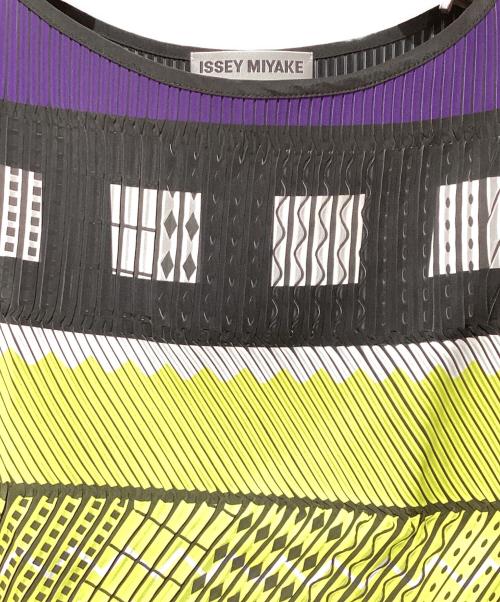 ISSEY MIYAKE（イッセイミヤケ）ISSEY MIYAKE (イッセイミヤケ) 総柄ノースリーブカットソー イエロー×ネイビー×ブラック サイズ:2の古着・服飾アイテム