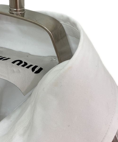 MIU MIU（ミュウミュウ）MIU MIU (ミュウミュウ) ロゴパッチシャツ ホワイト サイズ:38の古着・服飾アイテム