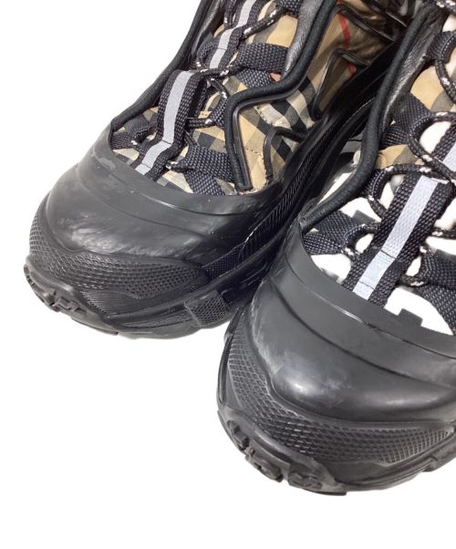 BURBERRY（バーバリー）BURBERRY (バーバリー) ARTHUR SNEAKERS(アーサースニーカー) ベージュ×ブラック サイズ:42の古着・服飾アイテム