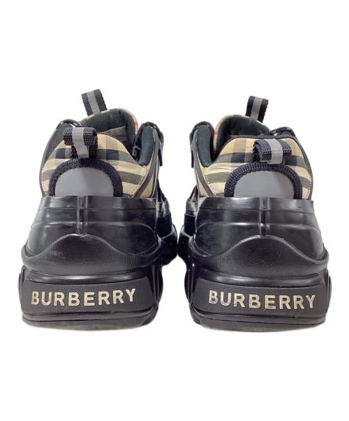 BURBERRY（バーバリー）BURBERRY (バーバリー) ARTHUR SNEAKERS(アーサースニーカー) ベージュ×ブラック サイズ:42の古着・服飾アイテム