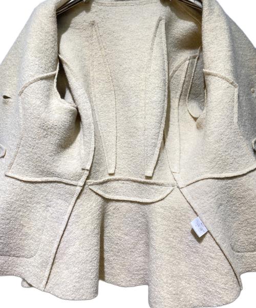 ISSEY MIYAKE（イッセイミヤケ）ISSEY MIYAKE (イッセイミヤケ) 変形チェスターコート アイボリー サイズ:Mの古着・服飾アイテム
