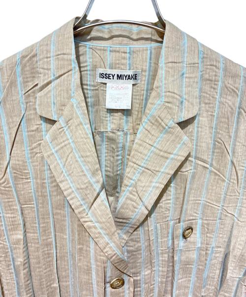 ISSEY MIYAKE（イッセイミヤケ）ISSEY MIYAKE (イッセイミヤケ) プリーツストライプジャケット ベージュ サイズ:Ｍの古着・服飾アイテム