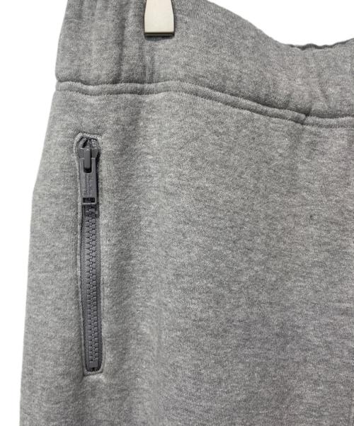 UNDERCOVER（アンダーカバー）UNDERCOVER (アンダーカバー) 24AW TWIN PEAKS BHBワッペン 裏起毛スウェットパンツ ライトグレー サイズ:1の古着・服飾アイテム