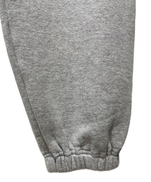 UNDERCOVER（アンダーカバー）UNDERCOVER (アンダーカバー) 24AW TWIN PEAKS BHBワッペン 裏起毛スウェットパンツ ライトグレー サイズ:1の古着・服飾アイテム