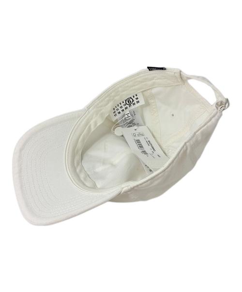 MM6 Maison Margiela（エムエムシックスメゾンマルジェラ）MM6 Maison Margiela (エムエムシックスメゾンマルジェラ) 25SS ベースボールキャップ ホワイト サイズ:L 未使用品の古着・服飾アイテム