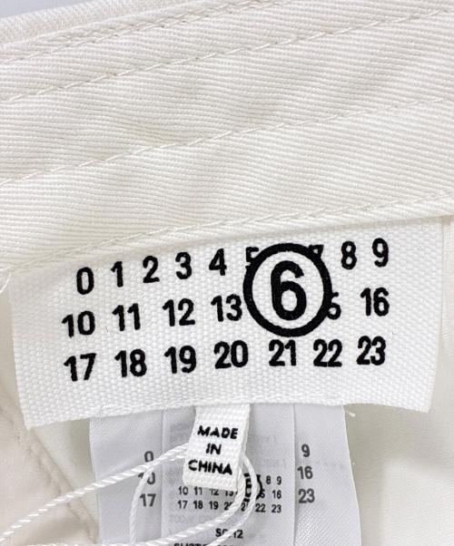 MM6 Maison Margiela（エムエムシックスメゾンマルジェラ）MM6 Maison Margiela (エムエムシックスメゾンマルジェラ) 25SS ベースボールキャップ ホワイト サイズ:L 未使用品の古着・服飾アイテム