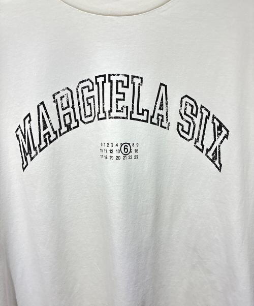 MM6 Maison Margiela（エムエムシックスメゾンマルジェラ）MM6 Maison Margiela (エムエムシックスメゾンマルジェラ) 25SS カレッジロゴ バーシティプリントクルーネック Tシャツ ホワイト サイズ:XL 未使用品の古着・服飾アイテム