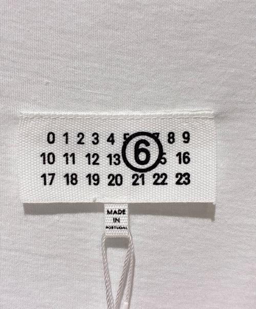 MM6 Maison Margiela（エムエムシックスメゾンマルジェラ）MM6 Maison Margiela (エムエムシックスメゾンマルジェラ) 25SS カレッジロゴ バーシティプリントクルーネック Tシャツ ホワイト サイズ:XL 未使用品の古着・服飾アイテム