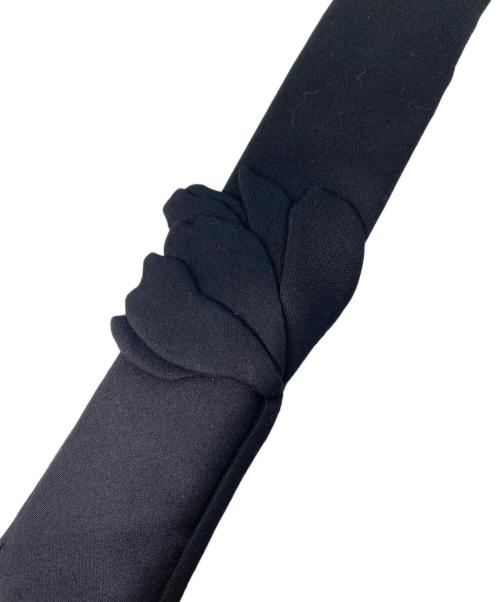 VALENTINO GARAVANI（ヴァレンティノ・ガラヴァーニ）VALENTINO GARAVANI (ヴァレンティノ・ガラヴァーニ) フラワーディティール タイ ブラック サイズ:-の古着・服飾アイテム