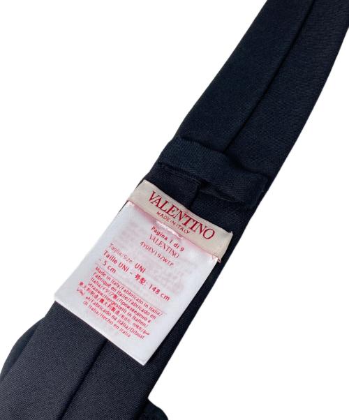 VALENTINO GARAVANI（ヴァレンティノ・ガラヴァーニ）VALENTINO GARAVANI (ヴァレンティノ・ガラヴァーニ) フラワーディティール タイ ブラック サイズ:-の古着・服飾アイテム