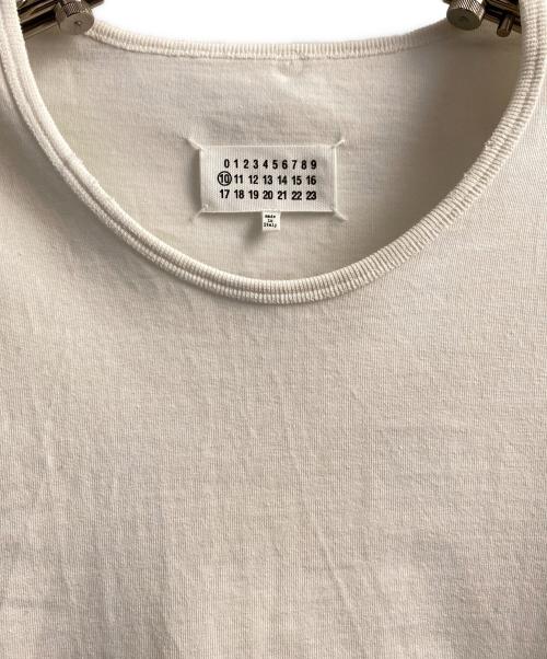 Maison Margiela（メゾンマルジェラ）Maison Margiela (メゾンマルジェラ) 袖ロゴダメージ加工ロンT ホワイト サイズ:46の古着・服飾アイテム