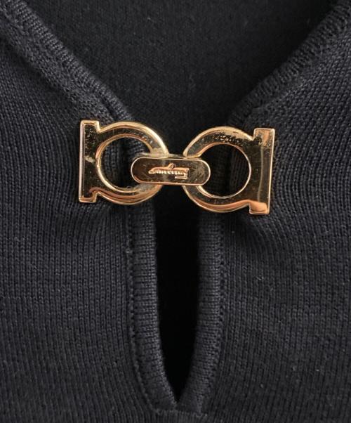 Salvatore Ferragamo（サルヴァトーレ フェラガモ）Salvatore Ferragamo (サルヴァトーレ フェラガモ) ガンチーニカットソー ブラック サイズ:Sの古着・服飾アイテム