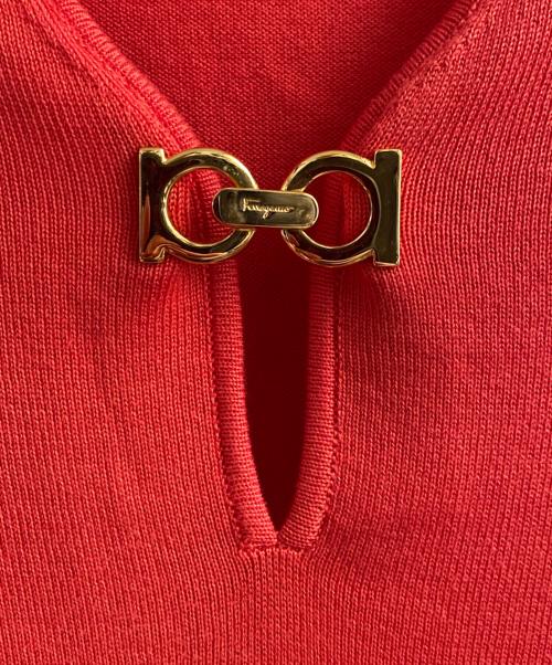Salvatore Ferragamo（サルヴァトーレ フェラガモ）Salvatore Ferragamo (サルヴァトーレ フェラガモ) ガンチーニ金具カットソー レッド サイズ:Sの古着・服飾アイテム
