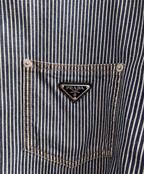 PRADA（プラダ）PRADA (プラダ) トライアングルロゴ ブルーストライプ ヒッコリーデニムシャツ ネイビー×ホワイト サイズ:Mの古着・服飾アイテム