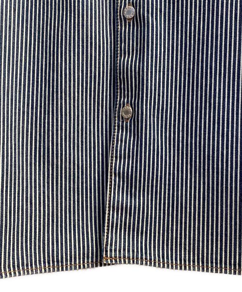 PRADA（プラダ）PRADA (プラダ) トライアングルロゴ ブルーストライプ ヒッコリーデニムシャツ ネイビー×ホワイト サイズ:Mの古着・服飾アイテム