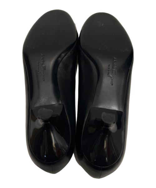 Salvatore Ferragamo（サルヴァトーレ フェラガモ）Salvatore Ferragamo (サルヴァトーレ フェラガモ) ヴァrラパンプス ブラック サイズ:5の古着・服飾アイテム