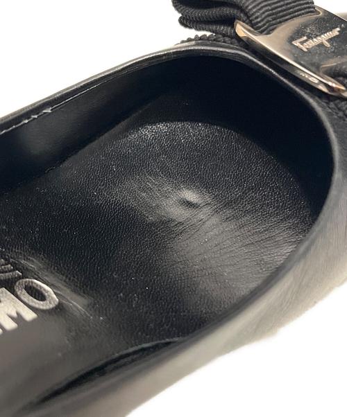 Salvatore Ferragamo（サルヴァトーレ フェラガモ）Salvatore Ferragamo (サルヴァトーレ フェラガモ) ヴァrラパンプス ブラック サイズ:5の古着・服飾アイテム