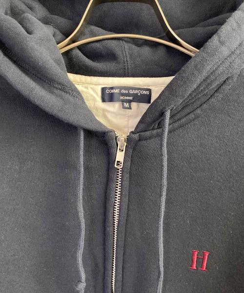 COMME des GARCONS HOMME（コムデギャルソン オム）COMME des GARCONS HOMME (コムデギャルソン オム)  胸刺繍 袖切替 ジップ パーカー ブラック×ネイビー サイズ:Mの古着・服飾アイテム