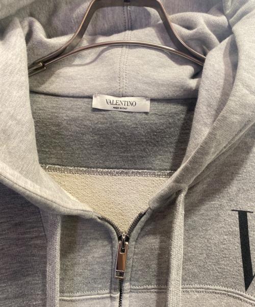 VALENTINO（ヴァレンティノ）VALENTINO (ヴァレンティノ) ジップアップロゴパーカー ライトグレー サイズ:XLの古着・服飾アイテム