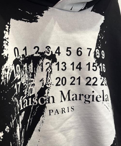 Maison Margiela（メゾンマルジェラ）Maison Margiela (メゾンマルジェラ) 20AW グラフィックカレンダーロゴプルオーバーフーディー ブラック×ホワイト サイズ:48の古着・服飾アイテム