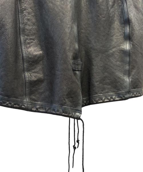 ISAMU KATAYAMA BACKLASH（イサムカタヤマ・バックラッシュ）ISAMU KATAYAMA BACKLASH (イサムカタヤマ・バックラッシュ) ゴートタンニン製品染め レザーモッズコート ブラック サイズ:Lの古着・服飾アイテム