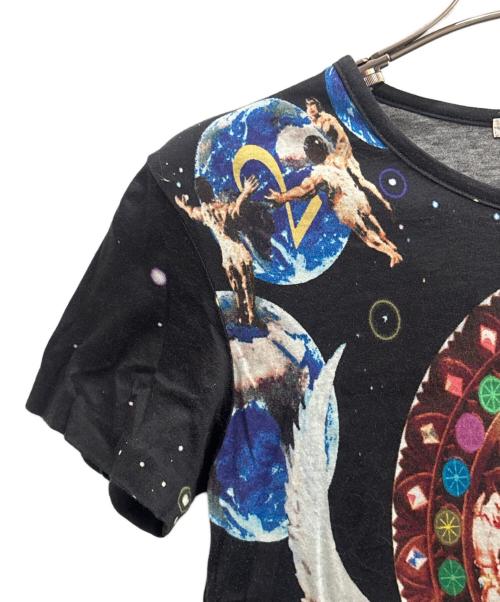 PLEATS PLEASE（プリーツプリーズ）PLEATS PLEASE (プリーツプリーズ) Tadanori Yokoo Short Sleeve T-Shirt Space Black/総柄カットソー ブラック サイズ:3の古着・服飾アイテム