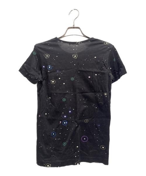 PLEATS PLEASE（プリーツプリーズ）PLEATS PLEASE (プリーツプリーズ) Tadanori Yokoo Short Sleeve T-Shirt Space Black/総柄カットソー ブラック サイズ:3の古着・服飾アイテム