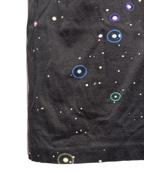 PLEATS PLEASE（プリーツプリーズ）PLEATS PLEASE (プリーツプリーズ) Tadanori Yokoo Short Sleeve T-Shirt Space Black/総柄カットソー ブラック サイズ:3の古着・服飾アイテム