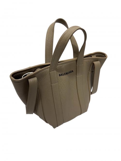 BALENCIAGA（バレンシアガ）BALENCIAGA (バレンシアガ) エブリデイノースサウスショルダーバッグ キャラメル サイズ:-の古着・服飾アイテム