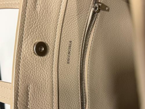 BALENCIAGA（バレンシアガ）BALENCIAGA (バレンシアガ) エブリデイノースサウスショルダーバッグ キャラメル サイズ:-の古着・服飾アイテム