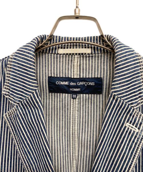 COMME des GARCONS HOMME（コムデギャルソン オム）COMME des GARCONS HOMME (コムデギャルソン オム) ヒッコリーストライプテーラードジャケット ホワイト×ネイビー サイズ:SSの古着・服飾アイテム