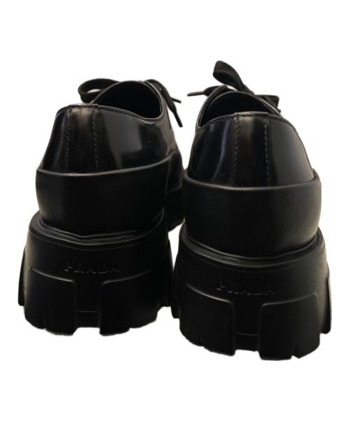 PRADA（プラダ）PRADA (プラダ) モノリス ブラッシュドレザー ダービーシューズ ブラック サイズ:8の古着・服飾アイテム