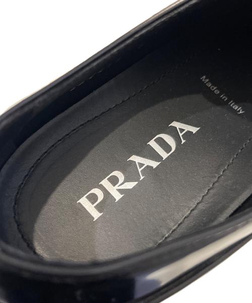 PRADA（プラダ）PRADA (プラダ) モノリス ブラッシュドレザー ダービーシューズ ブラック サイズ:8の古着・服飾アイテム