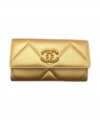 CHANELシャネル）の古着「ナインティーンフラップウォレット」｜ゴールド